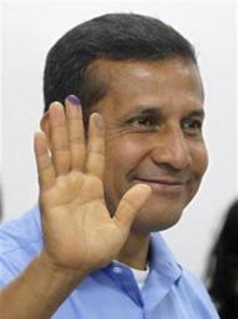 El candidato presidencial Ollanta Humala muestra su dedo entintado tras votar en las elecciones generales de Perú en Lima. abr 10 2011.
